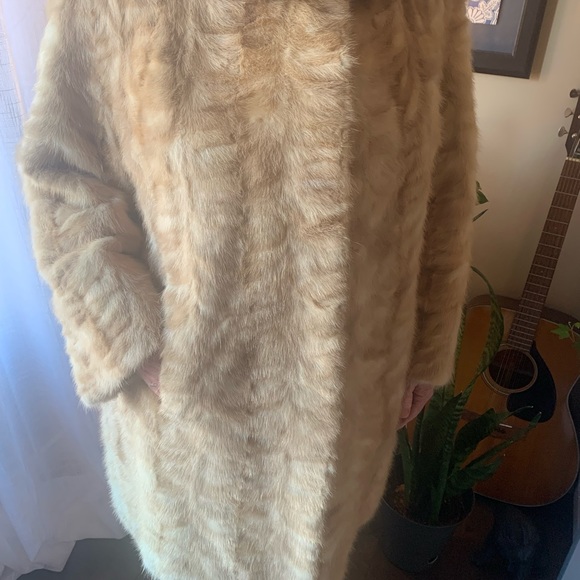 This gorgeous near perfect condition blonde Mink is by Mironoff Furs - Picture 4 of 9